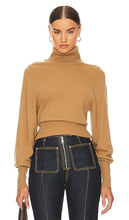 Helsa Aren Cashmere Turtleneck Sweater in Tan - Helsa Aren Pull à col roulé en cachemire en beige - Helsa Aren 黄褐色羊绒高领毛衣 - Rollkragenpullover aus Kaschmir von Helsa Aren in Hellbraun - Helsa Aren 캐시미어 터틀넥 스웨터(탠 색상) - Maglione dolcevita in cashmere Helsa Aren color marrone chiaro