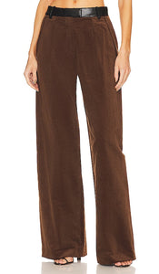 Helsa Corduroy Pleated Pant in Brown - Pantalon plissé en velours côtelé Helsa en marron - Helsa 棕色灯芯绒褶裥长裤 - Helsa Cord-Faltenhose in Braun - Helsa 코듀로이 플리츠 팬츠브라운 색상 - Pantaloni a pieghe in velluto a coste Helsa in marrone