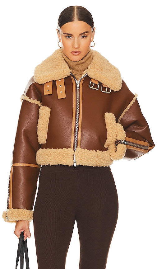 Helsa Cropped Faux Shearling Jacket in Brown - Helsa - Veste courte en fausse peau de mouton marron - Helsa 棕色人造剪羊毛短款夹克 - Kurz geschnittene Helsa-Jacke aus Lammfellimitat in Braun - Helsa 크롭 인조 시어링 재킷 브라운 색상 - Giubbotto corto in montone sintetico Helsa in marrone