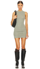 Helsa Jersey Mock Neck Mini Dress in Sage - Helsa - Robe courte en jersey à col montant - Sauge - Helsa 鼠尾草平纹针织小高领迷你连衣裙 - Helsa Jersey-Minikleid mit Stehkragen in Salbei - Helsa Jersey 모크넥 미니 드레스 - Miniabito Helsa in jersey con collo a lupetto color salvia