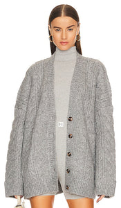 Helsa Serena Cable Cardigan in Grey - Helsa Serena Cardigan torsadé en gris - Helsa Serena 灰色绞花开衫 - Helsa Serena Zopfstrickjacke in Grau - Helsa Serena 케이블 가디건그레이 색상 - Cardigan a trecce Helsa Serena in grigio