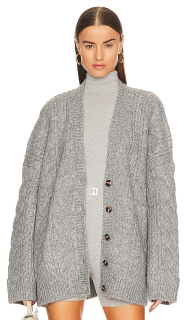 Helsa Serena Cable Cardigan in Grey - Helsa Serena Cardigan torsadé en gris - Helsa Serena 灰色绞花开衫 - Helsa Serena Zopfstrickjacke in Grau - Helsa Serena 케이블 가디건그레이 색상 - Cardigan a trecce Helsa Serena in grigio