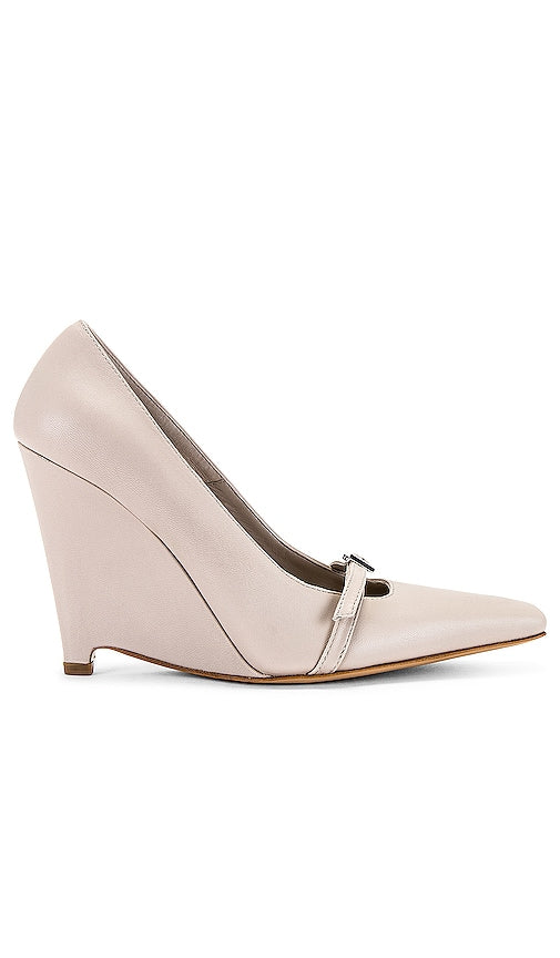 Helsa Wedge Pump in Taupe - Escarpin compensé Helsa en taupe - Helsa 灰褐色坡跟高跟鞋 - Helsa Keilpumpe in Taupe - Helsa 웨지 펌프 - Décolleté con zeppa Helsa color talpa