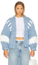Hope Macaulay Colossal Knit Coat in Baby Blue - Manteau en tricot colossal Hope Macaulay en bleu bébé - HopeMacaulay 淡蓝色巨型针织外套 - Hope Macaulay Colossal Strickmantel in Babyblau - Hope Macaulay 콜로설 니트 코트베이비 블루 색상 - Cappotto in maglia colossale Hope Macaulay in celeste