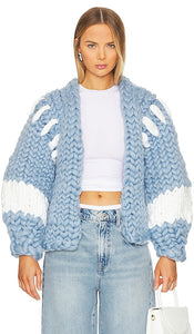 Hope Macaulay Colossal Knit Coat in Baby Blue - Manteau en tricot colossal Hope Macaulay en bleu bébé - HopeMacaulay 淡蓝色巨型针织外套 - Hope Macaulay Colossal Strickmantel in Babyblau - Hope Macaulay 콜로설 니트 코트베이비 블루 색상 - Cappotto in maglia colossale Hope Macaulay in celeste