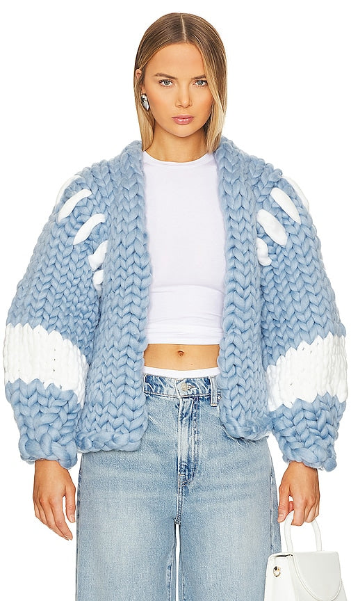 Hope Macaulay Colossal Knit Coat in Baby Blue - Manteau en tricot colossal Hope Macaulay en bleu bébé - HopeMacaulay 淡蓝色巨型针织外套 - Hope Macaulay Colossal Strickmantel in Babyblau - Hope Macaulay 콜로설 니트 코트베이비 블루 색상 - Cappotto in maglia colossale Hope Macaulay in celeste