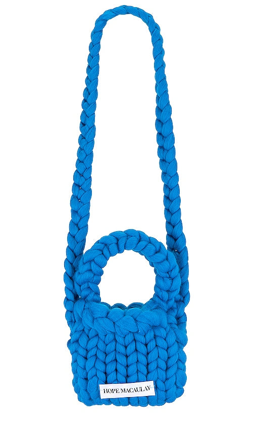 Hope Macaulay Colossal Knit Crossbody Bag in Blue - Hope Macaulay - Sac bandoulière en tricot colossal en bleu - HopeMacaulay 蓝色巨型针织斜挎包 - Hope Macaulay Colossal Knit Umhängetasche in Blau - Hope Macaulay 콜로설 니트 크로스바디백 블루 색상 - Borsa a tracolla Colossal Knit Hope Macaulay in blu