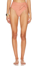 House of Harlow 1960 x REVOLVE Darian High Waist Bottom in Tan - House of Harlow 1960 x REVOLVE Bas taille haute Darian en Tan - House of Harlow 1960 x REVOLVE Darian 黄褐色高腰底裤 - House of Harlow 1960 x REVOLVE Darian Hose mit hoher Taille in Hellbraun - House of Harlow 1960 x REVOLVE Darian 하이 웨이스트 팬츠 in Tan - House of Harlow 1960 x REVOLVE Darian Fondo a vita alta in marrone chiaro