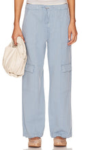 Hudson Jeans Drawstring Cargo Parachute Pant in Baby Blue - Hudson Jeans - Pantalon cargo parachute avec cordon de serrage - Bleu bébé - Hudson Jeans 淡蓝色抽绳工装降落伞裤 - Hudson Jeans Cargo-Fallschirmhose mit Kordelzug in Babyblau - Hudson Jeans 드로스트링 카고 낙하산 팬츠 - Pantaloni da paracadute cargo Hudson Jeans con coulisse in celeste