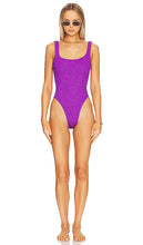 Hunza G X Revolve Square Neck One Piece in Purple - Hunza G X Revolve - Une pièce à col carré - Violet - Hunza G X Revolve 方领一件式紫色 - Hunza G X Revolve Einteiler mit quadratischem Halsausschnitt in Lila - Hunza G X Revolve 스퀘어 넥 원피스 색상은 Purple - Costume intero Hunza G X Revolve con collo quadrato in viola