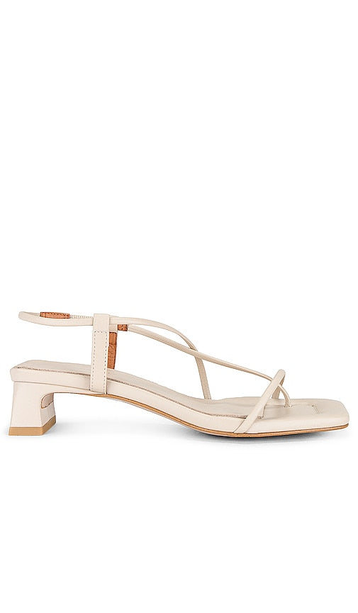 INTENTIONALLY BLANK Anca Sandal in Cream - INTENTIONNELLEMENT BLANK Sandale Anca en crème - 特意空白 Anca 奶油色凉鞋 - ABSICHTLICH BLANK Anca Sandale in Creme - INTENTIONALLY BLANK Anca 샌들 크림 색상 - Sandalo Anca INTENTIONALLY BLANK in crema