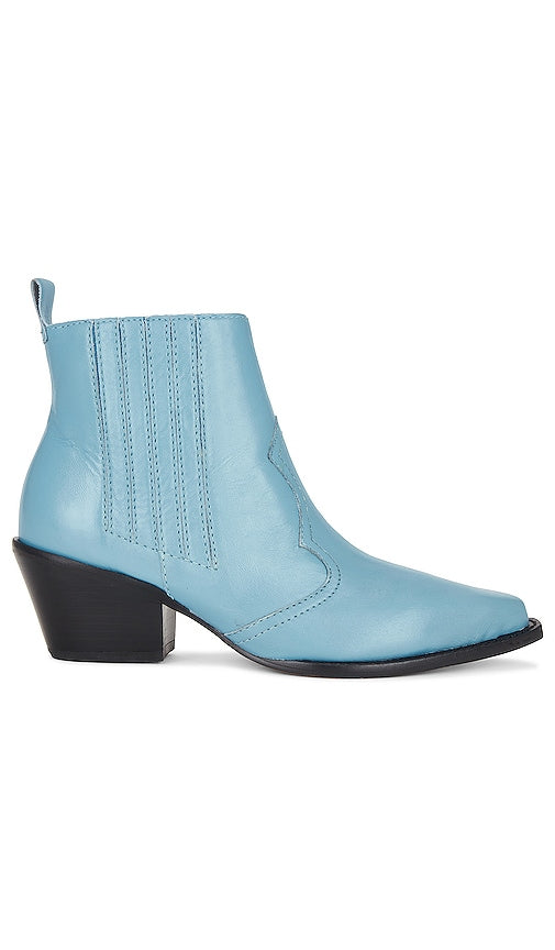 INTENTIONALLY BLANK Big Bootie in Baby Blue - INTENTIONNELLEMENT BLANK Big Bootie en bleu bébé - 特意空白淡蓝色大短靴 - ABSICHTLICH BLANK Big Bootie in Babyblau - INTENTIONALLY BLANK 베이비 블루 빅부티 - Stivaletto grande intenzionalmente vuoto in baby blue