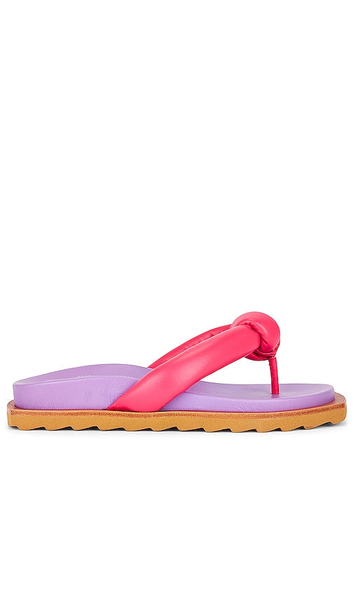 INTENTIONALLY BLANK Goody Flip Flop in Fuchsia - Tongs Goody INTENTIONNELLEMENT BLANK en Fuchsia - 特意空白 Goody 紫红色人字拖 - ABSICHTLICH BLANK Goody Flip Flop in Fuchsia - INTENTIONALLY BLANK Goody 플립플랍 소재 Fuchsia - Infradito Goody INTENZIONALMENTE BIANCO in Fucsia