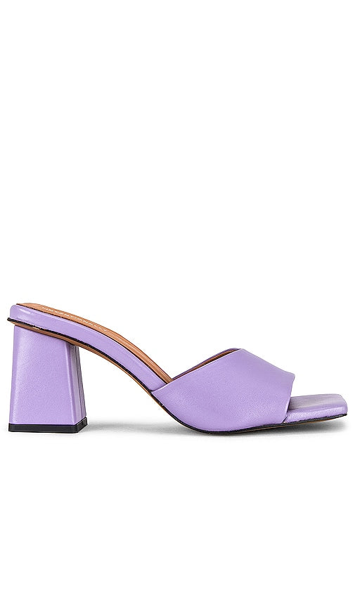 INTENTIONALLY BLANK x REVOLVE House Mule in Lavender - Mule maison INTENTIONALLY BLANK x REVOLVE en lavande - INTENTIONALLY BLANK x REVOLVE 薰衣草色 House Mule - ABSICHTLICH BLANK x REVOLVE House Mule in Lavendel - INTENTIONALLY BLANK x REVOLVE 하우스 뮬 라벤더 색상 - INTENTIONALLY BLANK x REVOLVE House Mule in lavanda