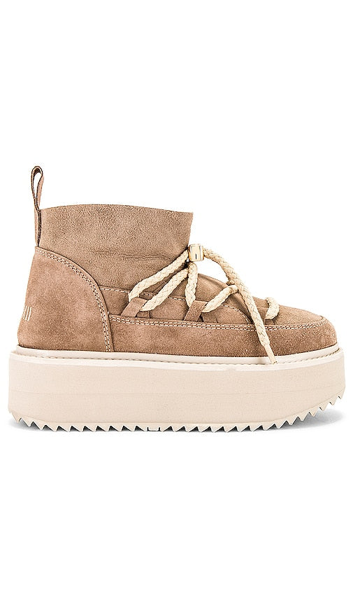 INUIKII Classic Low Platform Boot in Tan - Botte à plateforme basse classique INUIKII en beige - INUIKII 经典棕褐色低台靴子 - INUIKII Klassischer niedriger Plateaustiefel in Hellbraun - INUIKII 클래식 로우 플랫폼 부츠(탠 색상) - INUIKII Classico stivale basso con plateau color marrone chiaro