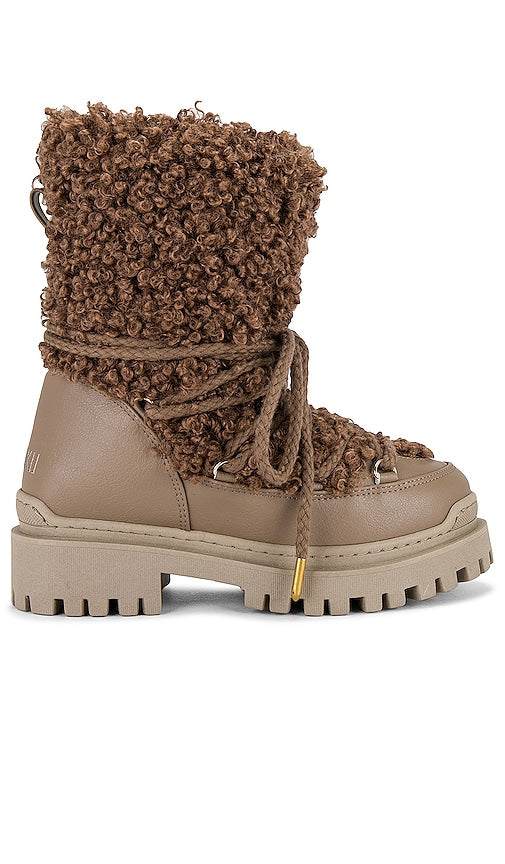 INUIKII Faux Leather Riccio Boot in Taupe - INUIKII Botte Riccio en similicuir en taupe - INUIKII 灰褐色 Riccio 人造皮革靴子 - INUIKII Riccio-Stiefel aus Kunstleder in Taupe - INUIKII 인조 가죽 리치오 부츠(Taupe) - Stivale Riccio INUIKII in ecopelle color tortora