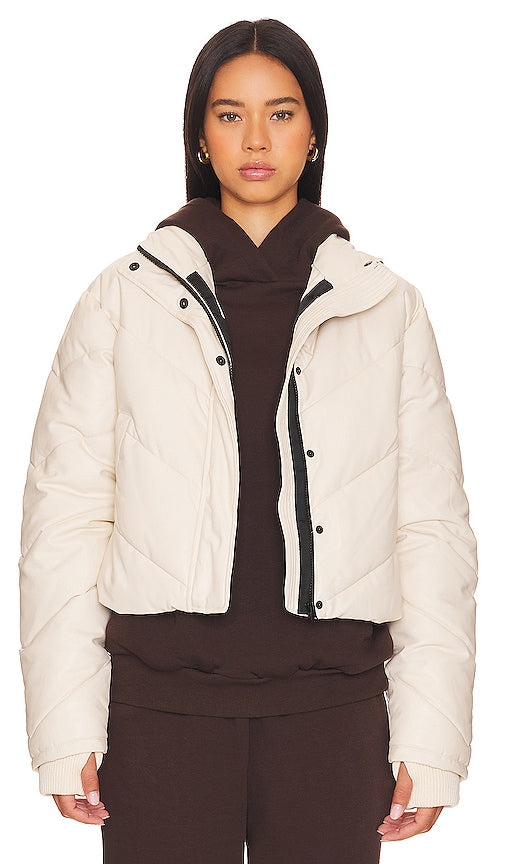 IVL Collective Faux Leather Puffer Jacket in Cream - IVL Collective - Doudoune en similicuir crème - IVL Collective 奶油色人造皮羽绒服 - IVL Collective Kunstleder-Pufferjacke in Creme - IVL Collective 인조 가죽 퍼퍼 재킷 - Piumino IVL Collective in ecopelle color crema