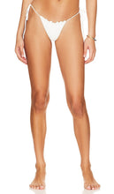 Indah Apollo Bikini Bottom in White - Bas de bikini Indah Apollo en blanc - Indah Apollo 白色比基尼泳裤 - Indah Apollo Bikinihose in Weiß - Indah Apollo 비키니 하의 화이트 색상 - Slip bikini Indah Apollo in bianco