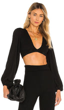 Indah Biru Solid Ruched Bodice Crop Top in Black - Indah Biru - Top court uni à corsage froncé en noir - Indah Biru 黑色纯色褶皱衣身短款上衣 - Indah Biru Solid Crop Top mit gerafftem Oberteil in Schwarz - Indah Biru 솔리드 주름 장식 보디스 크롭 탑 - Top corto con corpetto increspato solido Indah Biru in nero