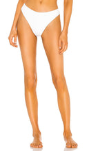 Indah Sal Skimpy Bottom in White - Indah Sal - Bas skinny en blanc - Indah Sal 白色紧身底裤 - Indah Sal Knappes Unterteil in Weiß - Indah Sal 스킴피 하의 화이트 색상 - Fondo succinto di Indah Sal in bianco