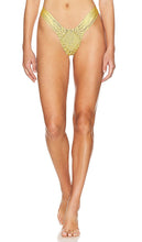 Indah Samui Skimpy Solid Macrame Bikini Bottom in Yellow - Bas de bikini en macramé uni Skimpy Indah Samui en jaune - Indah Samui 黄色紧身纯色流苏比基尼泳裤 - Indah Samui Skimpy Solid Makramee-Bikinihose in Gelb - Indah Samui Skimpy 솔리드 마크라메 비키니 하의 옐로우 색상 - Slip bikini in macramè solido succinto di Indah Samui in giallo