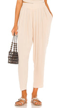 Indah Tanah Solid 80s Pleated Trouser in Beige - Indah Tanah Pantalon Plissé Solid Années 80 en Beige - Indah Tanah 米色 80 年代纯色褶裥长裤 - Indah Tanah Solid 80er-Jahre-Plisseehose in Beige - Indah Tanah 솔리드 80년대 플리츠 팬츠 베이지 색상 - Pantaloni a pieghe anni '80 Indah Tanah in beige