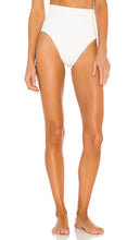It's Now Cool Contour High Waist Bikini Bottom in White - Bas de bikini taille haute It's Now Cool Contour en blanc - It's Now Cool 轮廓高腰白色比基尼泳裤 - „It's Now Cool Contour“-Bikinihose mit hoher Taille in Weiß - It's Now Cool 컨투어 하이 웨이스트 비키니 하의 화이트 색상 - Ora è un fantastico slip bikini a vita alta sagomato in bianco
