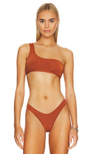It's Now Cool The Asymmetric Bikini Top in Cognac - C'est maintenant cool le haut de bikini asymétrique en cognac - 现在很酷 干邑色不对称比基尼上衣 - It's Now Cool: Das asymmetrische Bikinioberteil in Cognac - 이제 멋져요 코냑 비대칭 비키니 탑 - Adesso è cool il top bikini asimmetrico color cognac