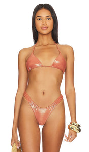 It's Now Cool The Luxe Triangle Bikini Top in Metallic Bronze - It's Now Cool - Haut de bikini triangle Luxe en bronze métallisé - It's Now Cool 金属古铜色奢华三角比基尼上衣 - It's Now Cool: Das luxuriöse Triangel-Bikinioberteil in Metallic-Bronze - 이제 멋지네요 메탈릭 브론즈 소재의 Luxe 트라이앵글 비키니 탑 - Ora è cool il lussuoso top bikini a triangolo in bronzo metallizzato