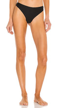 JIV ATHLETICS The Cameltoe Proof Mid Rise Thong in Black - JIV ATHLETICS The Cameltoe Proof - String taille mi-haute - Noir - JIV ATHLETICS 黑色防骆驼趾中腰丁字裤 - JIV ATHLETICS Der Cameltoe Proof Mid Rise Tanga in Schwarz - JIV ATHLETICS 카멜토 프루프 미드라이즈 끈 블랙 색상 - JIV ATHLETICS Il perizoma a vita media Cameltoe Proof in nero