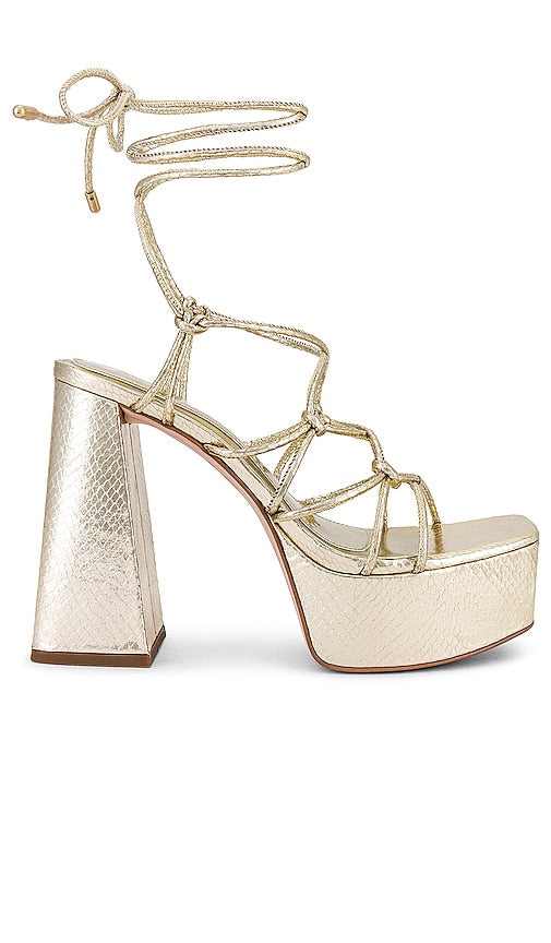 JLO Jennifer Lopez x REVOLVE Hendrix Sandal in Metallic Gold - Sandale JLO Jennifer Lopez x REVOLVE Hendrix en or métallisé - JLO Jennifer Lopez x REVOLVE Hendrix 金属金色凉鞋 - JLO Jennifer Lopez x REVOLVE Hendrix Sandale in Metallic-Gold - JLO Jennifer Lopez x REVOLVE Hendrix 샌들 메탈릭 골드 소재 - Sandalo JLO Jennifer Lopez x REVOLVE Hendrix in oro metallizzato