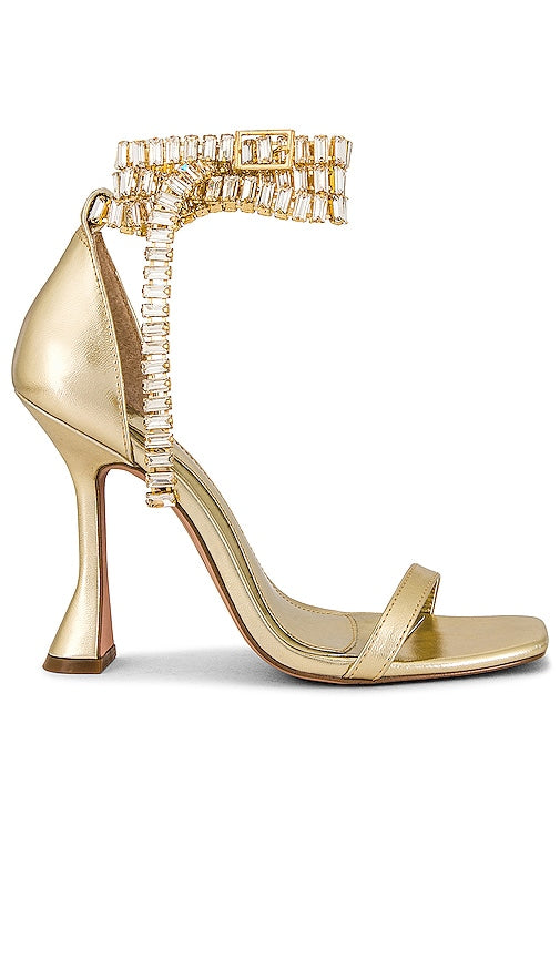 JLO Jennifer Lopez x REVOLVE Hollywood Sandal in Metallic Gold - Sandale Hollywood JLO Jennifer Lopez x REVOLVE en or métallisé - JLO Jennifer Lopez x REVOLVE Hollywood 金属金色凉鞋 - JLO Jennifer Lopez x REVOLVE Hollywood-Sandale in Metallic-Gold - JLO Jennifer Lopez x REVOLVE 할리우드 샌들 메탈릭 골드 소재 - Sandalo JLO Jennifer Lopez x REVOLVE Hollywood in oro metallizzato
