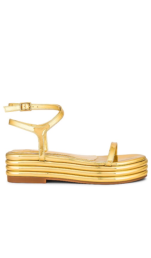 JLO Jennifer Lopez x REVOLVE Irving Sandal in Metallic Gold - Sandale JLO Jennifer Lopez x REVOLVE Irving en or métallisé - JLO Jennifer Lopez x REVOLVE Irving 金属金色凉鞋 - JLO Jennifer Lopez x REVOLVE Irving Sandale in Metallic-Gold - JLO Jennifer Lopez x REVOLVE Irving 샌들 메탈릭 골드 소재 - Sandalo JLO Jennifer Lopez x REVOLVE Irving in oro metallizzato