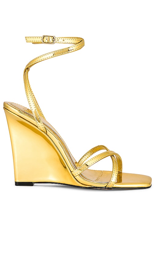 JLO Jennifer Lopez x REVOLVE Jones Sandal in Metallic Gold - Sandale JLO Jennifer Lopez x REVOLVE Jones en or métallisé - JLO Jennifer Lopez x REVOLVE Jones 金属金色凉鞋 - JLO Jennifer Lopez x REVOLVE Jones Sandale in Metallic-Gold - JLO Jennifer Lopez x REVOLVE Jones 샌들 메탈릭 골드 소재 - Sandalo JLO Jennifer Lopez x REVOLVE Jones in oro metallizzato