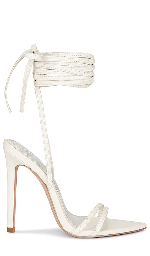 JLO Jennifer Lopez x REVOLVE Lincoln Sandal in White - Sandale Lincoln JLO Jennifer Lopez x REVOLVE en blanc - JLO Jennifer Lopez x REVOLVE 林肯凉鞋白色 - JLO Jennifer Lopez x REVOLVE Lincoln Sandale in Weiß - JLO Jennifer Lopez x REVOLVE 링컨 샌들 화이트 색상 - Sandalo JLO Jennifer Lopez x REVOLVE Lincoln in bianco