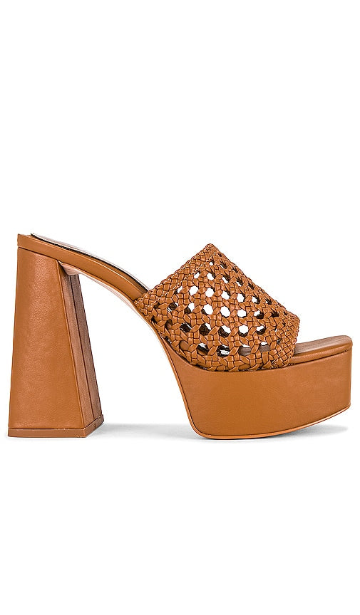 JLO Jennifer Lopez x REVOLVE Lynda Mule in Brown - JLO Jennifer Lopez x REVOLVE Lynda Mule en Marron - JLO Jennifer Lopez x REVOLVE Lynda Mule 棕色 - JLO Jennifer Lopez x REVOLVE Lynda Mule in Braun - JLO 제니퍼 로페즈 x REVOLVE 린다 뮬 브라운 색상 - JLO Jennifer Lopez x REVOLVE Lynda Mule in marrone