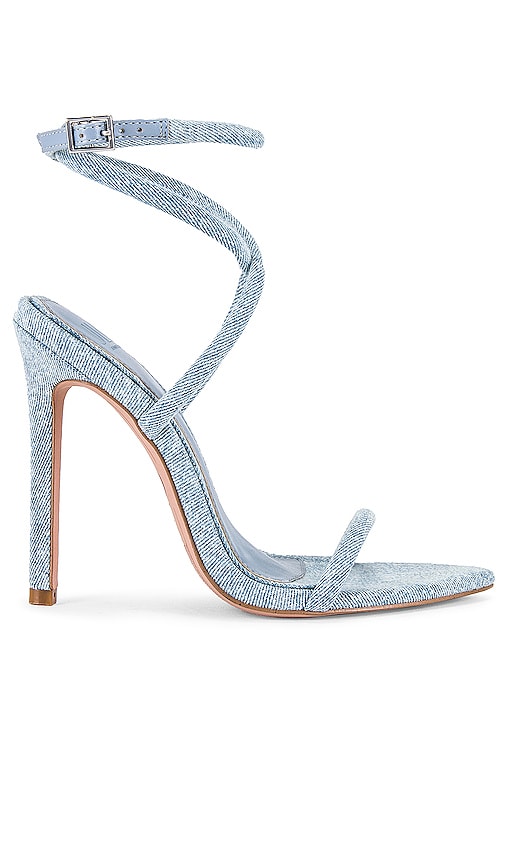 JLO Jennifer Lopez x REVOLVE Star Sandal in Denim-Light - Sandale étoile JLO Jennifer Lopez x REVOLVE en Denim-Light - JLO Jennifer Lopez x REVOLVE Star 浅牛仔凉鞋 - JLO Jennifer Lopez x REVOLVE Star Sandale in Denim-Light - JLO Jennifer Lopez x REVOLVE 스타 샌들 in Denim-Light - Sandalo Star JLO Jennifer Lopez x REVOLVE in denim chiaro
