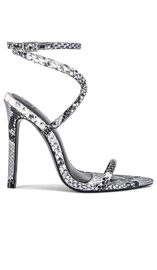 JLO Jennifer Lopez x REVOLVE Star Sandal in Grey - Sandale étoile JLO Jennifer Lopez x REVOLVE en gris - JLO Jennifer Lopez x REVOLVE 灰色星星凉鞋 - JLO Jennifer Lopez x REVOLVE Star Sandale in Grau - JLO Jennifer Lopez x REVOLVE 스타 샌들그레이 색상 - Sandalo JLO Jennifer Lopez x REVOLVE Star in grigio