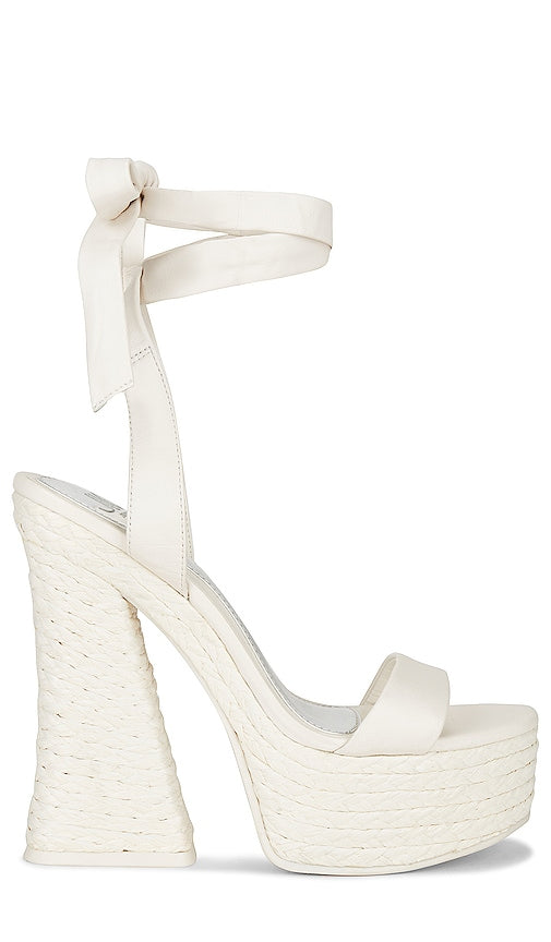 JLO Jennifer Lopez x REVOLVE Webster Sandal in White - Sandale JLO Jennifer Lopez x REVOLVE Webster en blanc - JLO Jennifer Lopez x REVOLVE Webster 白色凉鞋 - JLO Jennifer Lopez x REVOLVE Webster Sandale in Weiß - JLO Jennifer Lopez x REVOLVE 웹스터 샌들 화이트 색상 - Sandalo JLO Jennifer Lopez x REVOLVE Webster in bianco