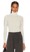JUMPER 1234 Lightweight Roll Collar Sweater in Cream - JUMPER 1234 Pull léger à col roulé en crème - JUMPER 1234 奶油色轻质卷领毛衣 - JUMPER 1234 Leichter Rollkragenpullover in Creme - JUMPER 1234 라이트웨이트 롤 칼라 스웨터크림 색상 - JUMPER 1234 Maglione leggero con colletto risvoltato in crema