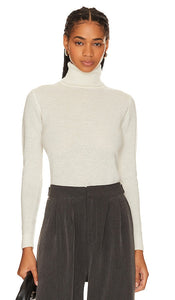 JUMPER 1234 Lightweight Roll Collar Sweater in Cream - JUMPER 1234 Pull léger à col roulé en crème - JUMPER 1234 奶油色轻质卷领毛衣 - JUMPER 1234 Leichter Rollkragenpullover in Creme - JUMPER 1234 라이트웨이트 롤 칼라 스웨터크림 색상 - JUMPER 1234 Maglione leggero con colletto risvoltato in crema