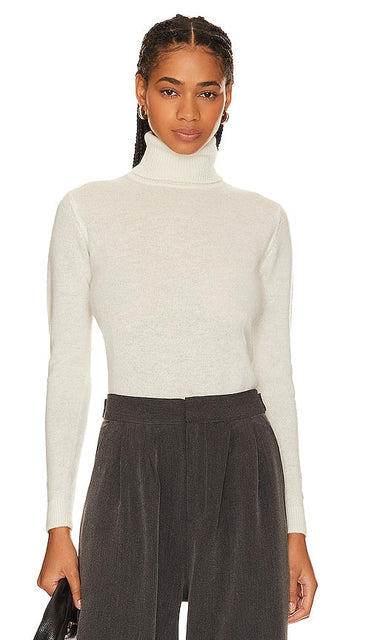 JUMPER 1234 Lightweight Roll Collar Sweater in Cream - JUMPER 1234 Pull léger à col roulé en crème - JUMPER 1234 奶油色轻质卷领毛衣 - JUMPER 1234 Leichter Rollkragenpullover in Creme - JUMPER 1234 라이트웨이트 롤 칼라 스웨터크림 색상 - JUMPER 1234 Maglione leggero con colletto risvoltato in crema