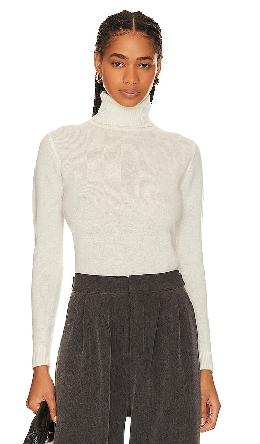 JUMPER 1234 Lightweight Roll Collar Sweater in Cream - JUMPER 1234 Pull léger à col roulé en crème - JUMPER 1234 奶油色轻质卷领毛衣 - JUMPER 1234 Leichter Rollkragenpullover in Creme - JUMPER 1234 라이트웨이트 롤 칼라 스웨터크림 색상 - JUMPER 1234 Maglione leggero con colletto risvoltato in crema