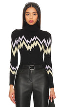 JoosTricot Mountainscape Jacquard Turtleneck in Black - JoosTricot - Col roulé en jacquard paysage de montagne - Noir - JoosTricot Mountainscape 黑色提花高领毛衣 - JoosTricot Mountainscape Jacquard-Rollkragenpullover in Schwarz - JoosTricot Mountainscape 자카드 터틀넥 블랙 색상 - JoosTricot Mountainscape Dolcevita jacquard in nero