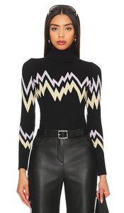 JoosTricot Mountainscape Jacquard Turtleneck in Black - JoosTricot - Col roulé en jacquard paysage de montagne - Noir - JoosTricot Mountainscape 黑色提花高领毛衣 - JoosTricot Mountainscape Jacquard-Rollkragenpullover in Schwarz - JoosTricot Mountainscape 자카드 터틀넥 블랙 색상 - JoosTricot Mountainscape Dolcevita jacquard in nero