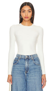 JoosTricot Solid Peachskin Crew Neck in White - JoosTricot Col rond en peau de pêche unie en blanc - JoosTricot 白色纯色桃皮圆领毛衣 - JoosTricot Solid Peachskin Rundhalsausschnitt in Weiß - JoosTricot 솔리드 피치스킨 크루넥 화이트 색상 - JoosTricot girocollo in pelle di pesca solida in bianco