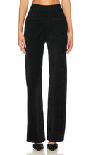 JoosTricot Solid Velvet Fancy Pants in Black - JoosTricot Pantalon fantaisie en velours uni en noir - JoosTricot 黑色纯色天鹅绒花式长裤 - JoosTricot Solid Velvet Fancy Hose in Schwarz - JoosTricot 솔리드 벨벳 팬시 팬츠블랙 색상 - JoosTricot Pantaloni fantasia in velluto tinta unita in nero