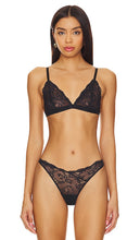 Journelle Triangle Bralette in Black - Soutien-gorge triangle Journelle en noir - Journelle 黑色三角文胸 - Journelle Triangel-Bralette in Schwarz - Journelle 트라이앵글 브라렛 블랙 색상 - Bralette a triangolo Journelle in nero