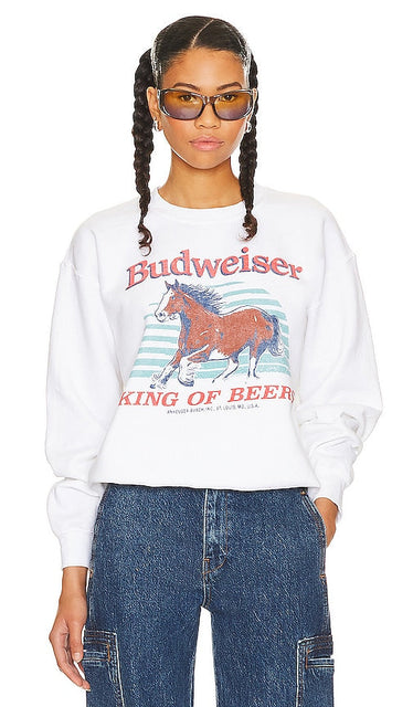 Junk Food Budweiser Clydesdale Sweater in White - Junk Food Budweiser Clydesdale Pull en blanc - 垃圾食品百威克莱兹代尔白色毛衣 - Junk Food Budweiser Clydesdale Pullover in Weiß - Junk Food Budweiser Clydesdale 스웨터화이트 색상 - Maglione Budweiser Clydesdale Junk Food in bianco