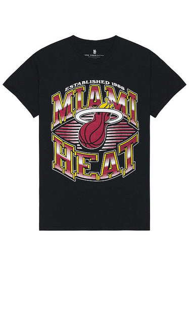 Junk Food Heat Chrome Lines Flea Market Tee in Black - T-shirt marché aux puces Junk Food Heat Chrome Lines en noir - 垃圾食品热铬线跳蚤市场黑色 T 恤 - Junk Food Heat Chrome Lines Flohmarkt-T-Shirt in Schwarz - Junk Food Heat Chrome Lines 벼룩시장 티셔츠 블랙 색상 - Junk Food Heat Chrome Lines Maglietta del mercato delle pulci in nero